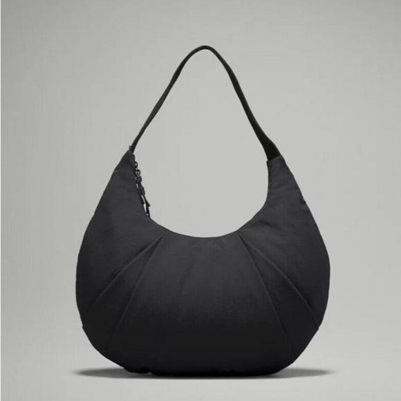 Lululemon Pleated Shoulder Bag in Black | 10L Capacity | EUC | SOLD OUT - Picture 4 of 16